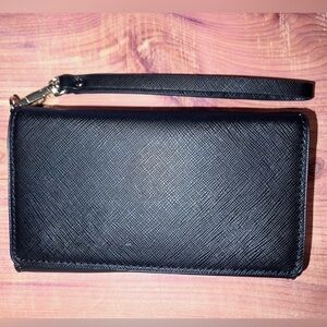 Zara two tone wristlet black & white inside. EUC